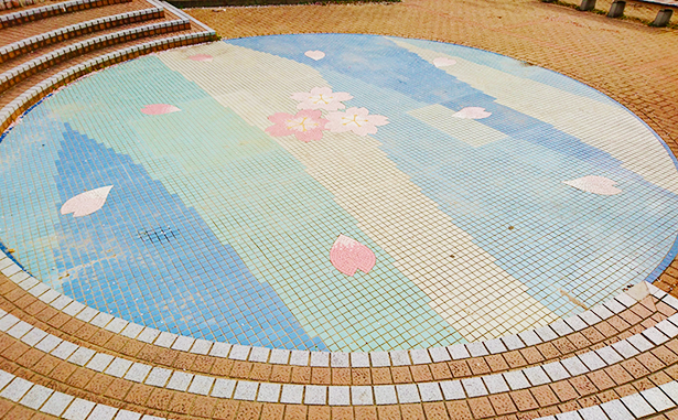 愛知県岩倉市八剱憩いの広場のモザイクタイル